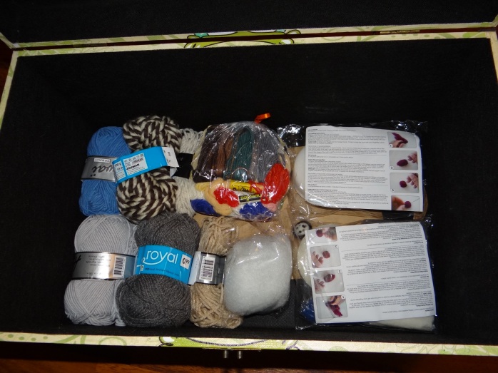 The bottom holds a couple skeins that I don't use very often, since it's bigger yarn, plus some tiny skeins, needle felting materials and a little bit of stuffing.